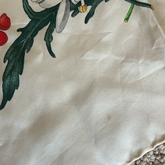 Gucci Floral Scarf. V. Accornero. Rayon and Silk Blend. 33”x33” - Picture 6 of 8